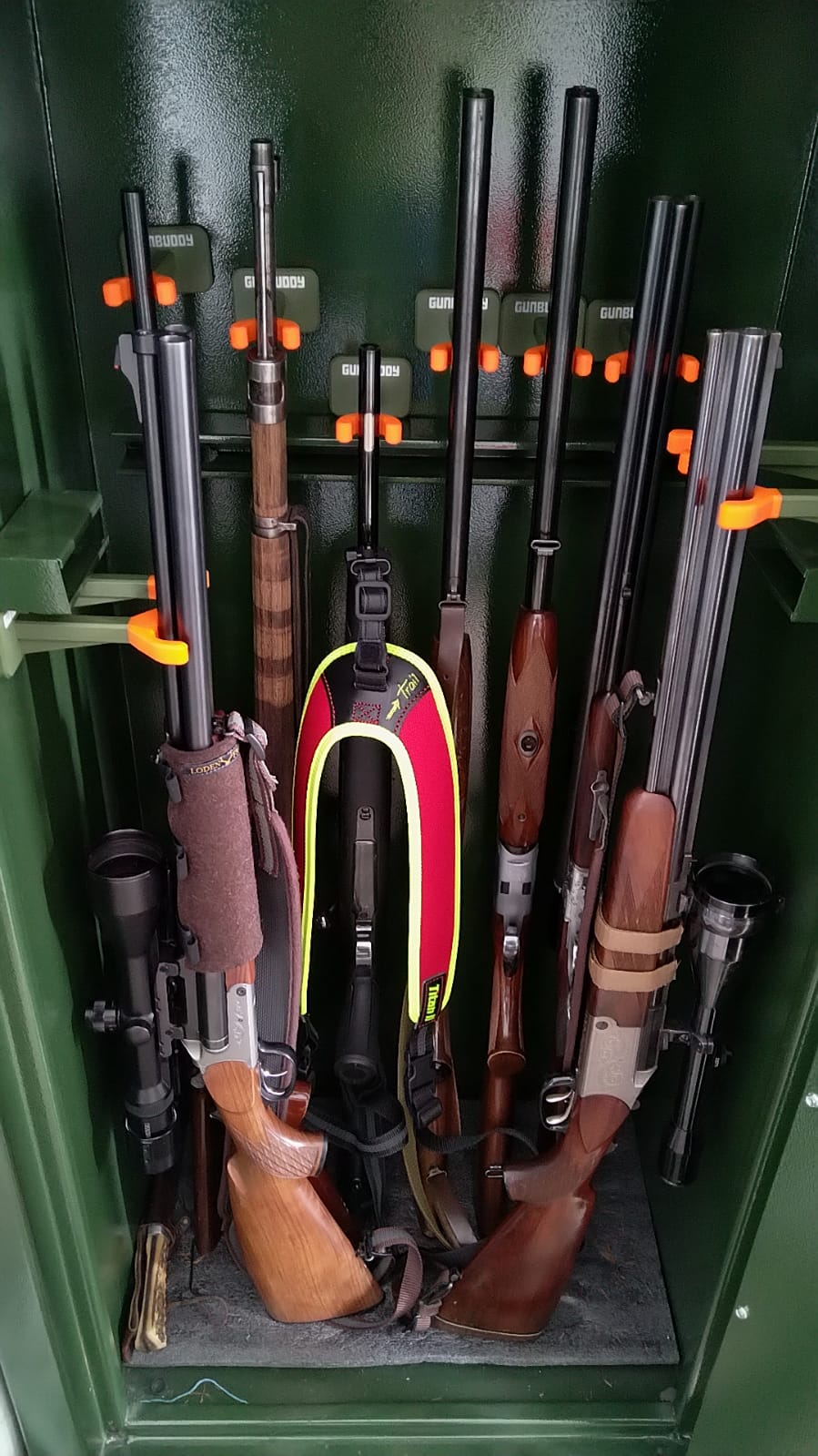 Zehn Gunbuddys, neun Waffen - jede sicher an ihrem Platz.