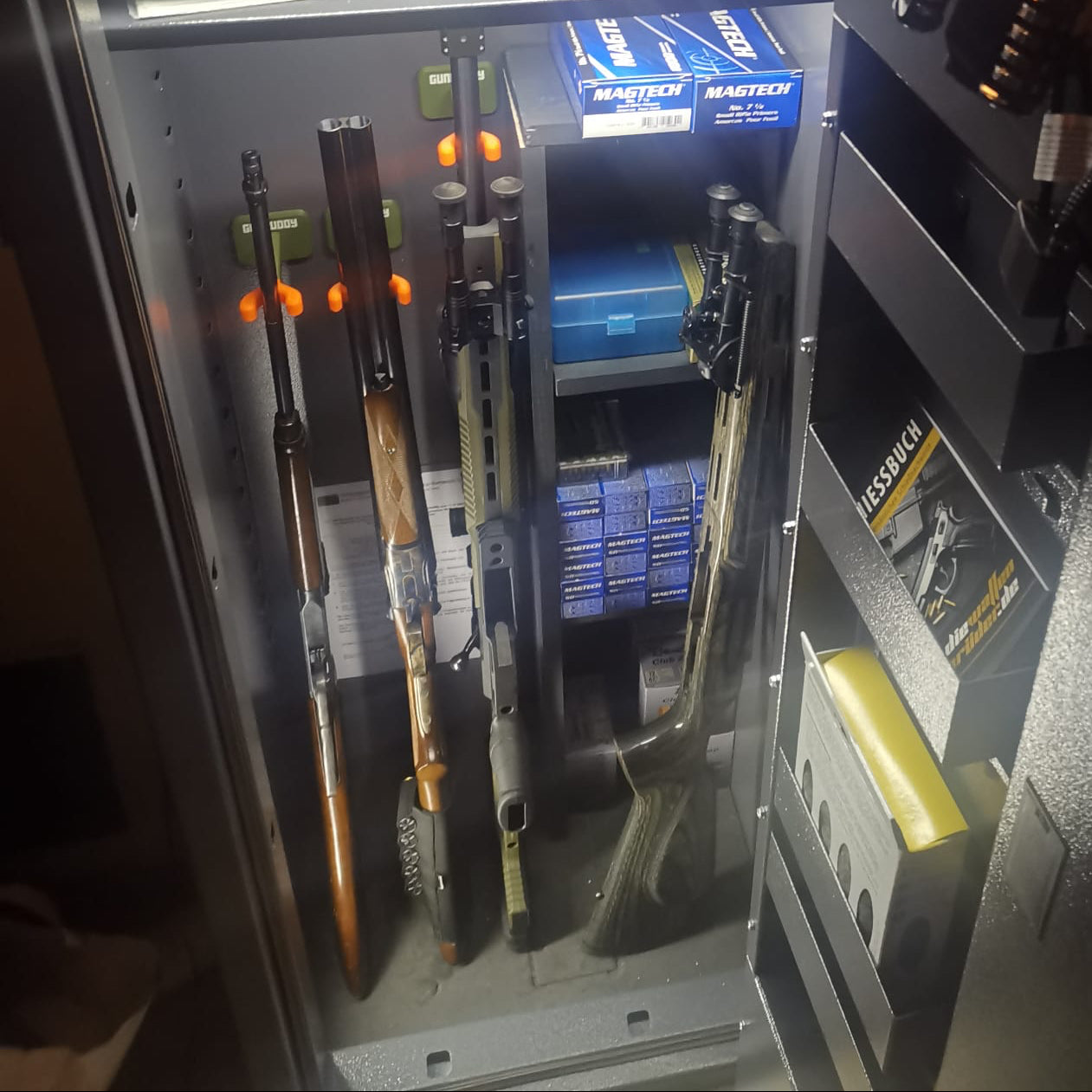 Nachher – drei Gunbuddys, jede Waffe sicher an ihrem Platz.