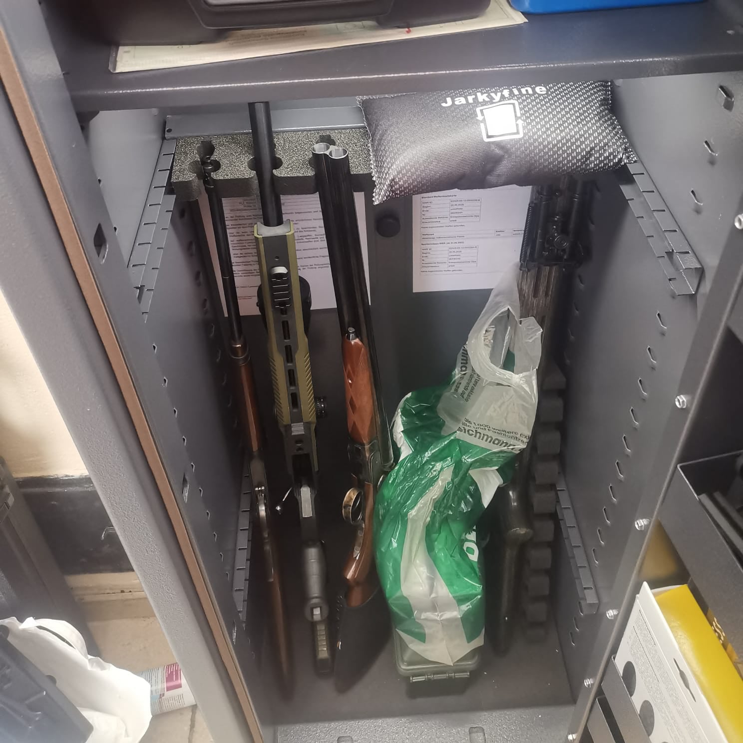 Vorher – Waffen lehnen aneinander, kein System, wenig Platz.